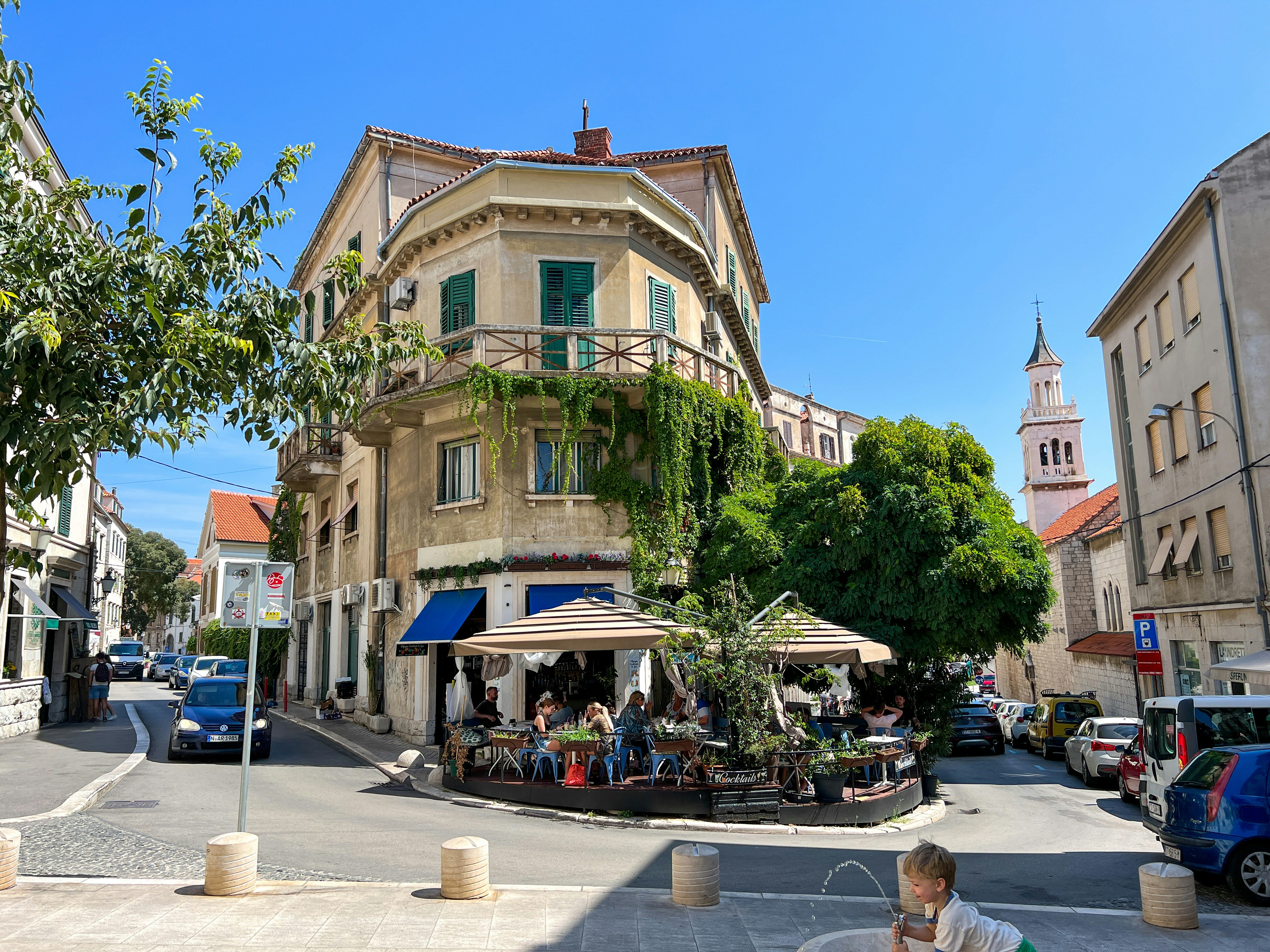 Blick auf die dalmatinische Küste mit klarem Wasser und historischer Altstadt in Kroatien